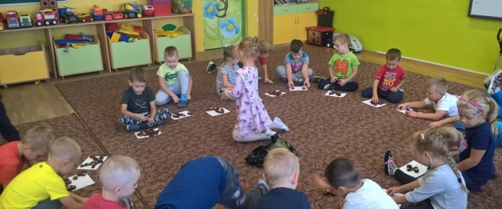 Zabawy Motylków kasztanami