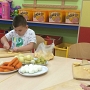 Biedronki robią sałatkę jarzynową