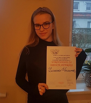 Wyróżnienie  Zuzi Wieczorek  uczennicy klasy 8a za kreację aktorską  w spektaklu szkolnym 
