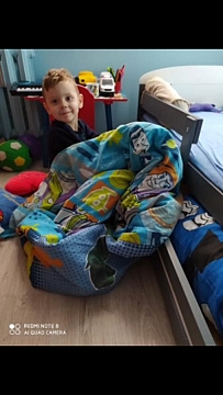 Kacperek rozpoczyna dzień porządkując pokój