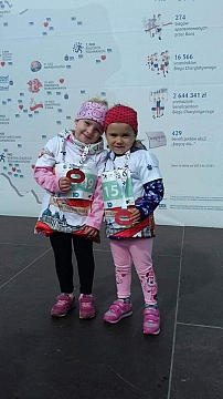 Ania z koleżanką też brała udział w biegu na rzecz edukacji pozaszkolnej  i placówek opiekuńczo-wychowawczych